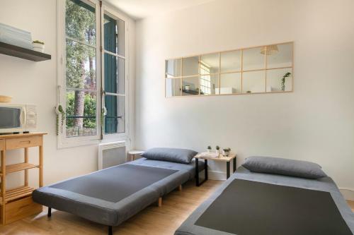 Cette chambre comprend 2 lits, une télévision et 2 fenêtres. dans l'établissement 130m de la plage ! Séjour à 4, à La Baule