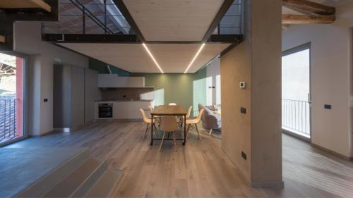 a kitchen and dining room with a table and chairs at Il Ronchetto in Cunardo