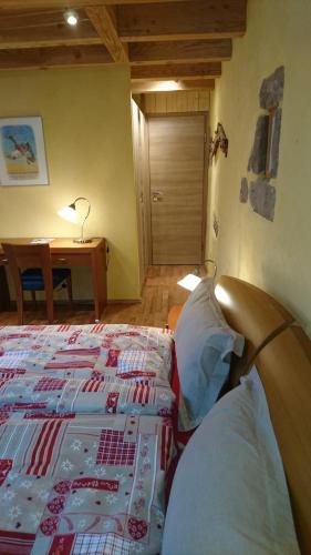 Ένα ή περισσότερα κρεβάτια σε δωμάτιο στο "Chambre Merisier" dans une ferme avec étang privé au coeur de la région des mille étangs, Faucogney-et-La-Mer