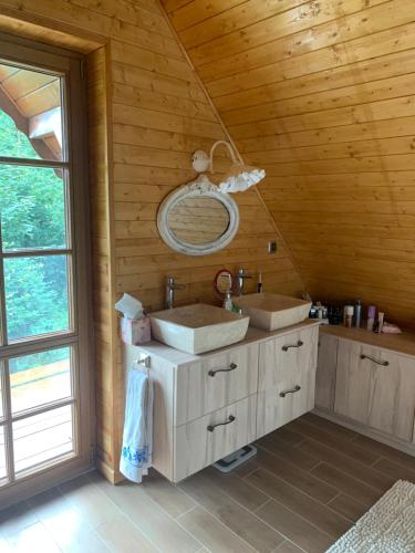 ein Badezimmer mit 2 Waschbecken und einem Spiegel in der Unterkunft Ferienhaus Jeschkenpanorama in Luftkurort Lückendorf