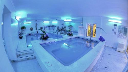 Habitación amplia con baño con bañera grande. en Hotel & Spa Entremares, en La Manga del Mar Menor