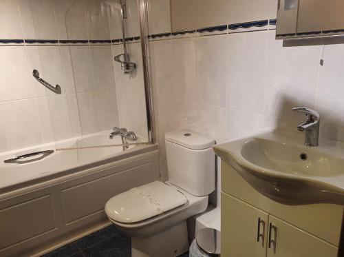 A bathroom at Cross Swords Rooms, Skillington