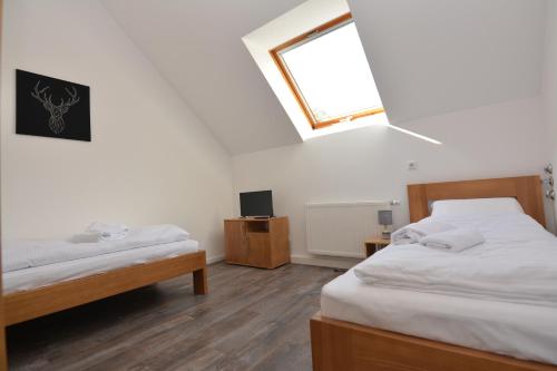 a bedroom with two beds and a window at G&G Boardinghouse in Aalen