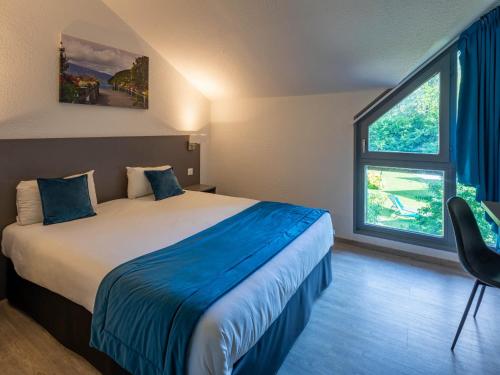 um quarto com uma cama e uma grande janela em Noemys Viviers-du-lac em Viviers-du-Lac
