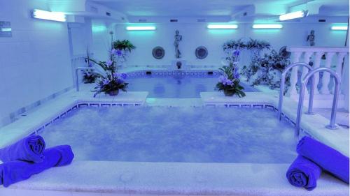 una gran piscina con luces azules en un edificio en Hotel & Spa Entremares, en La Manga del Mar Menor