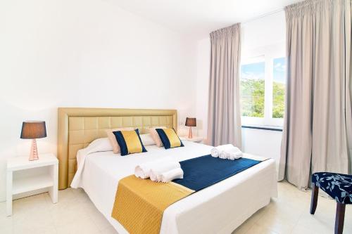 una camera da letto con un letto e asciugamani di Villa Turquoise a Magomadas