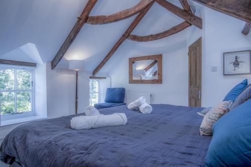 Postel nebo postele na pokoji v ubytování White Mill - 4 Bedroom Holiday Home - Lampeter Velfrey - Narberth