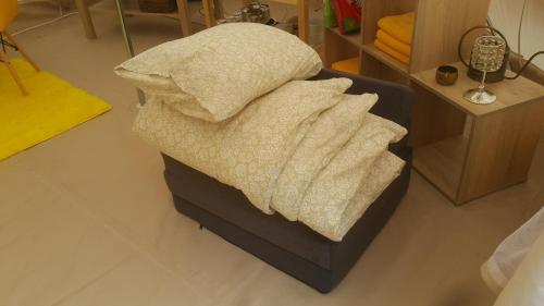 een stapel kussens op een bed in een kamer bij Glamping z alpakami in Jankowice