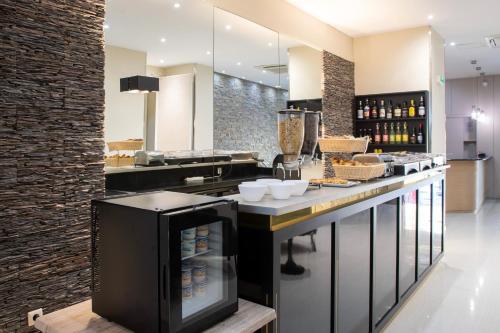 - une cuisine avec un comptoir avec de la nourriture et des boissons dans l'établissement Hotel Saint Georges, à Nice