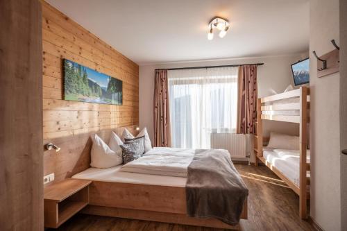 Schlafzimmer mit einem Bett und Etagenbetten in der Unterkunft Haus Barbara in Itter