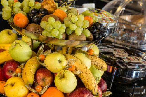 a pile of fruit on top of two tiers at Le Ya'Tis in Saint-Laurent-des-Arbres