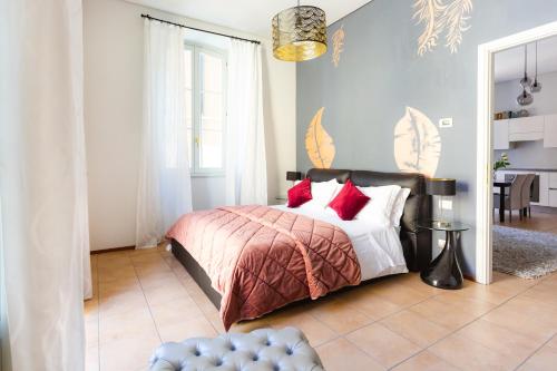 a bedroom with a bed with red pillows at Relais Di Giada in Como
