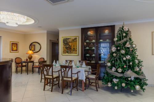 a christmas tree in the dining room of a restaurant at Hotel Maroon in Zagreb