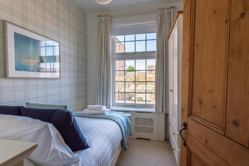 een slaapkamer met 2 bedden en een raam bij 15 Brownlow Street in York