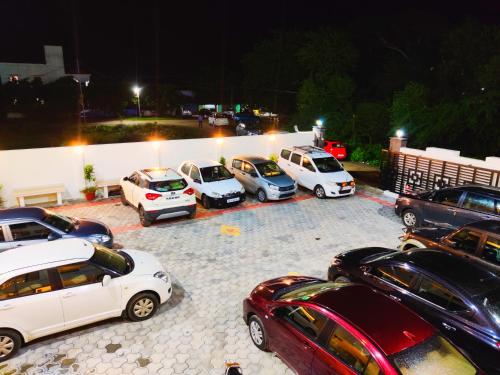 a group of cars parked in a parking lot at night at THAAI RESIDENCY in Tiruvannāmalai