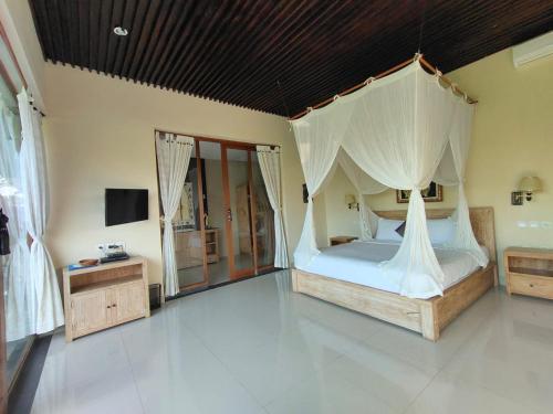 Tempat tidur dalam kamar di Asri Sari Ubud Resort and Villa