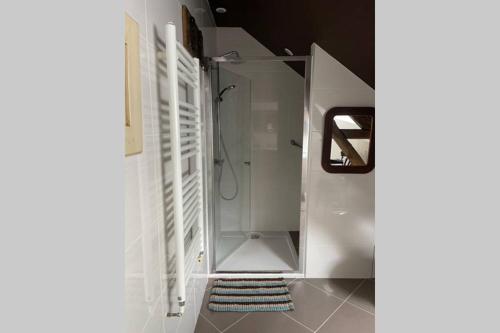 La salle de bains est pourvue d'une douche à l'italienne. dans l'établissement La Grange. Piscine chauffée, tennis, parc. 15 personnes, à Dégagnac