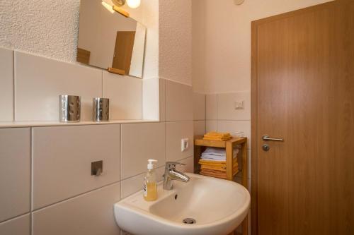 y baño con lavabo y espejo. en Ferienhof Sauter Meersburg en Neukirch
