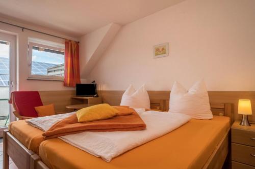 1 dormitorio con 1 cama con sábanas blancas y ventana en Ferienhof Sauter Meersburg en Neukirch