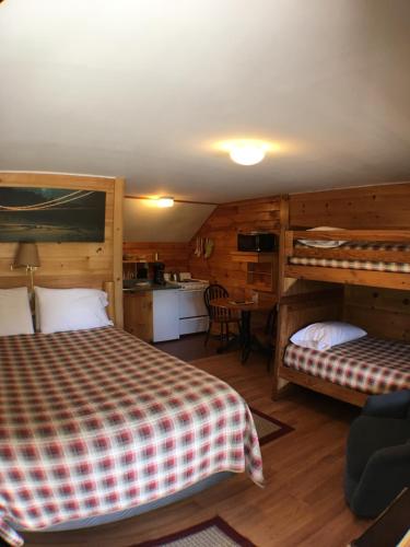 Poschodová posteľ alebo postele v izbe v ubytovaní Mountain View Motel & Campground
