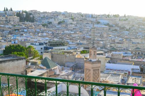 Γενική άποψη της πόλης Φεζ ή θέα της πόλης από  αυτή η μαροκινή κατοικία