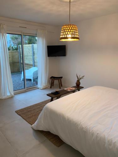 Wailly-BeaucampにあるCasa louisa (chambre royale bain nordique)の大きな白いベッドと窓のある寝室