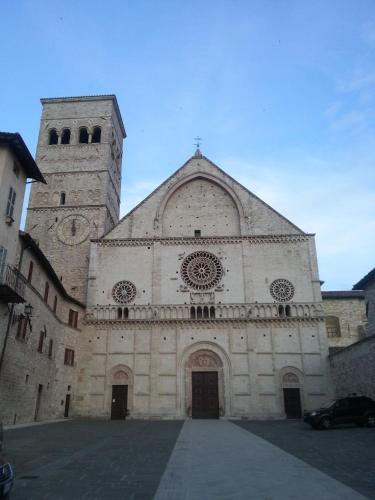 a large stone church with a tall tower at Il Cortile di San Rufino in Assisi