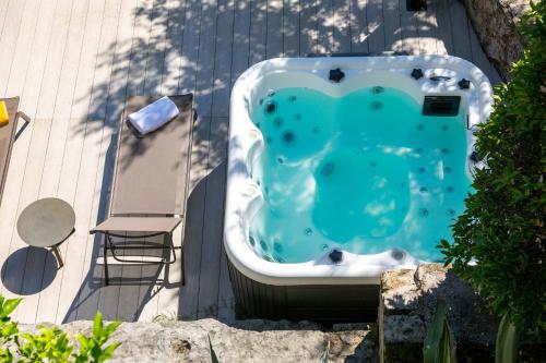 une baignoire assise à côté d'une table et d'une chaise dans l'établissement Lake House La Gemma, à Riva del Garda