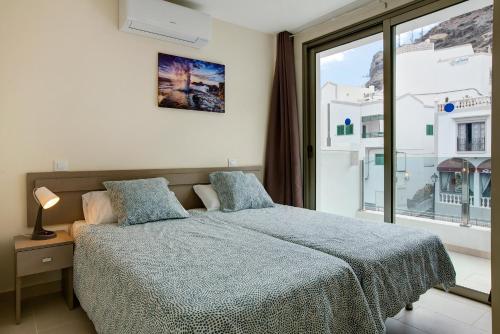 プエルト・デ・モガンにあるAlbamar 1cのベッドルーム1室(ベッド1台、大きな窓付)