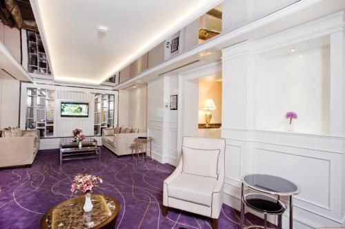 a living room with a purple carpeted floor at City Center Hotel Taksim İstanbul in Istanbul