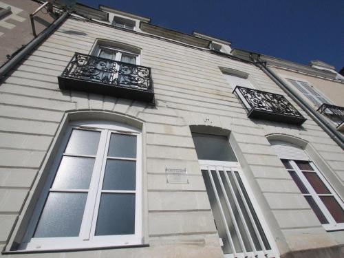 アンスニにあるRésidence Les Douvesの窓とバルコニー付きの白い建物
