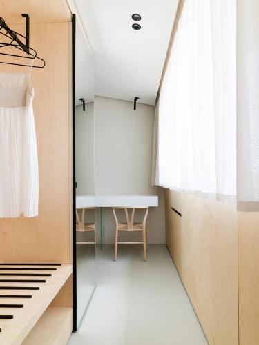 a dressing room with a glass door and a chair at Criu Boutique Hotel in Nicolosi