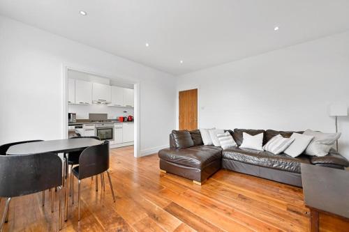 FW Haute Apartments at Ealing, 2 Bedroom and 1 Bath Flat, King or Twin beds with FREE WIFI and FREE PARKING