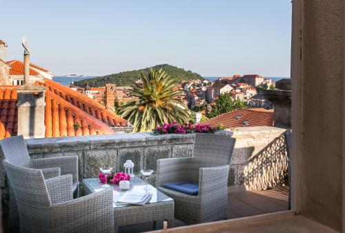 patio con mesa y sillas en el balcón en Villa Iveta, en Dubrovnik