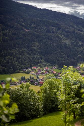 a small town in the middle of a mountain at Haus Hoen in Untertweng