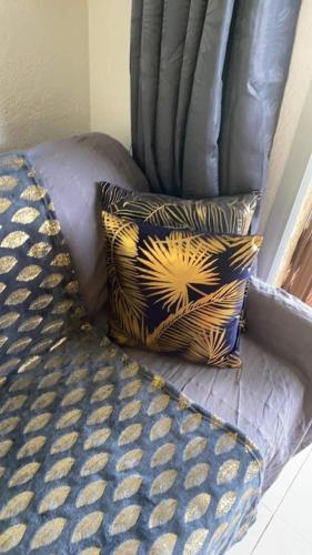 - un lit avec 2 oreillers au-dessus dans l'établissement Les pieds dans l eau de Betty Ghisonaccia plage 50 m, à Ghisonaccia