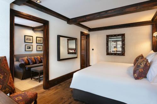 ヴァル・ディゼールにあるAirelles Val d'Isèreのベッドルーム1室(ベッド1台付)、リビングルームが備わります。
