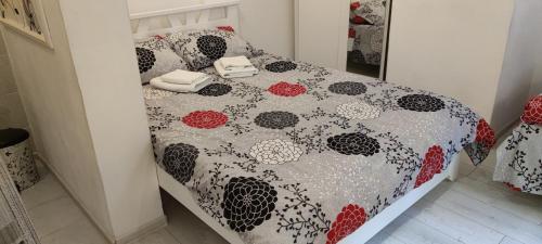 Een bed of bedden in een kamer bij Studio Apartman KOCKA