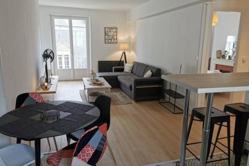 un salon avec un canapé et une table dans l'établissement Le LORENZO - hypercentre, cosy et vue Loire, à Blois
