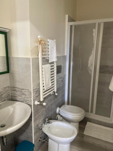La salle de bains est pourvue de toilettes, d'un lavabo et d'une douche. dans l'établissement casa vacanza Antico Baglio, à Castelbuono