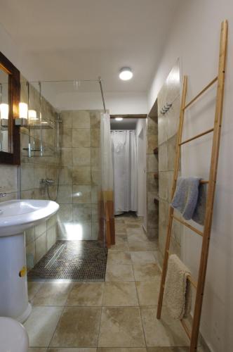 bagno con doccia e lavandino di Villa Malena a Mali Lošinj (Lussinpiccolo)