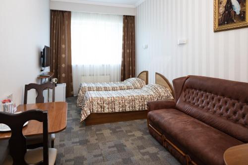 Un pat sau paturi într-o cameră la Persian Palace Hotel