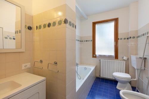 łazienka z toaletą, umywalką i wanną w obiekcie Appartamento Albert - Stresa w mieście Stresa