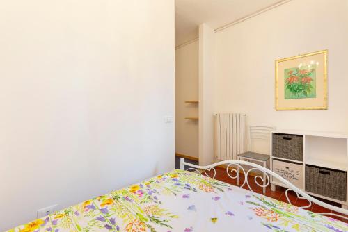 een slaapkamer met een bed met een kleurrijke deken bij Appartamento Albert - Stresa in Stresa