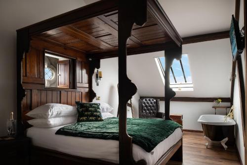 een slaapkamer met een hemelbed en een wastafel bij Gwynfryn in Conwy