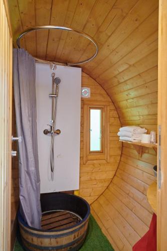 - une salle de bains avec baignoire dans une cabane dans les arbres dans l'établissement Les Tonneaux Bourguignons du Carré Saint Pierre, à Marey-lès-Fussey