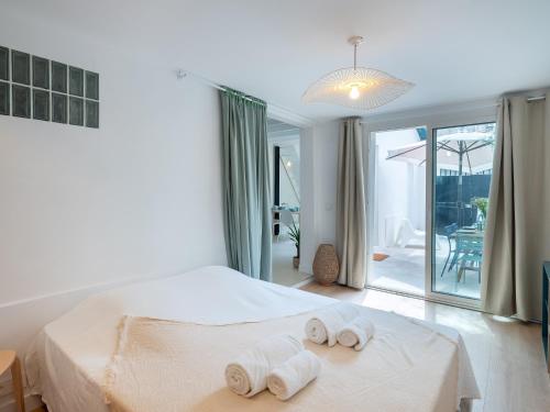ein Schlafzimmer mit einem Bett mit Handtüchern darauf in der Unterkunft La Cala Malmousque - Magnifique petite maison au bord de l'eau in Marseille