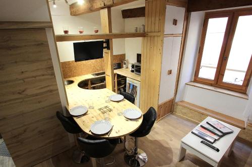 Cette petite chambre comprend une table et des chaises. dans l'établissement Charmant Studio Cité Vauban, à Briançon