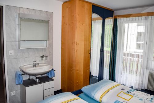 Ett badrum på Apartments Alpenfirn Saas-Fee