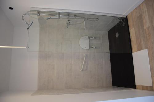 a shower with a glass door in a bathroom at Villa de l'Agapé - Drome provencale - 7 ch - 10 à 24 personnes - 350m2 in Tulette
